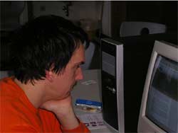 Junger Mann lernt am Computer