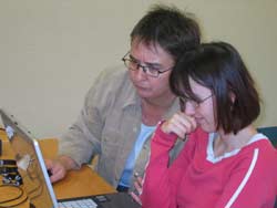 Eine Frau mit ihrer Mentorin am Laptop